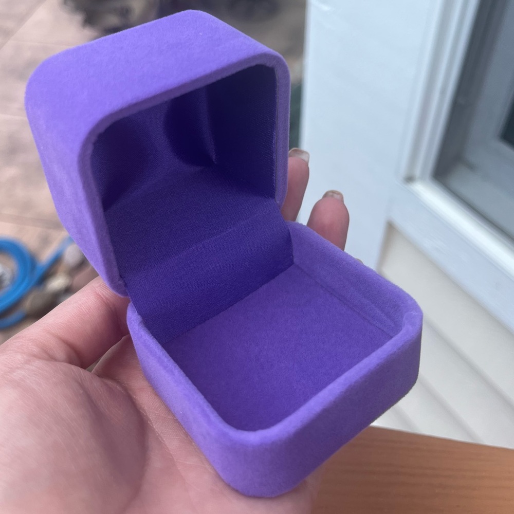 Velvet jewelry box‎